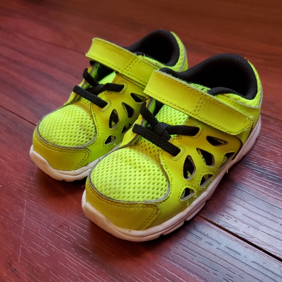 yellow nike shoes boys